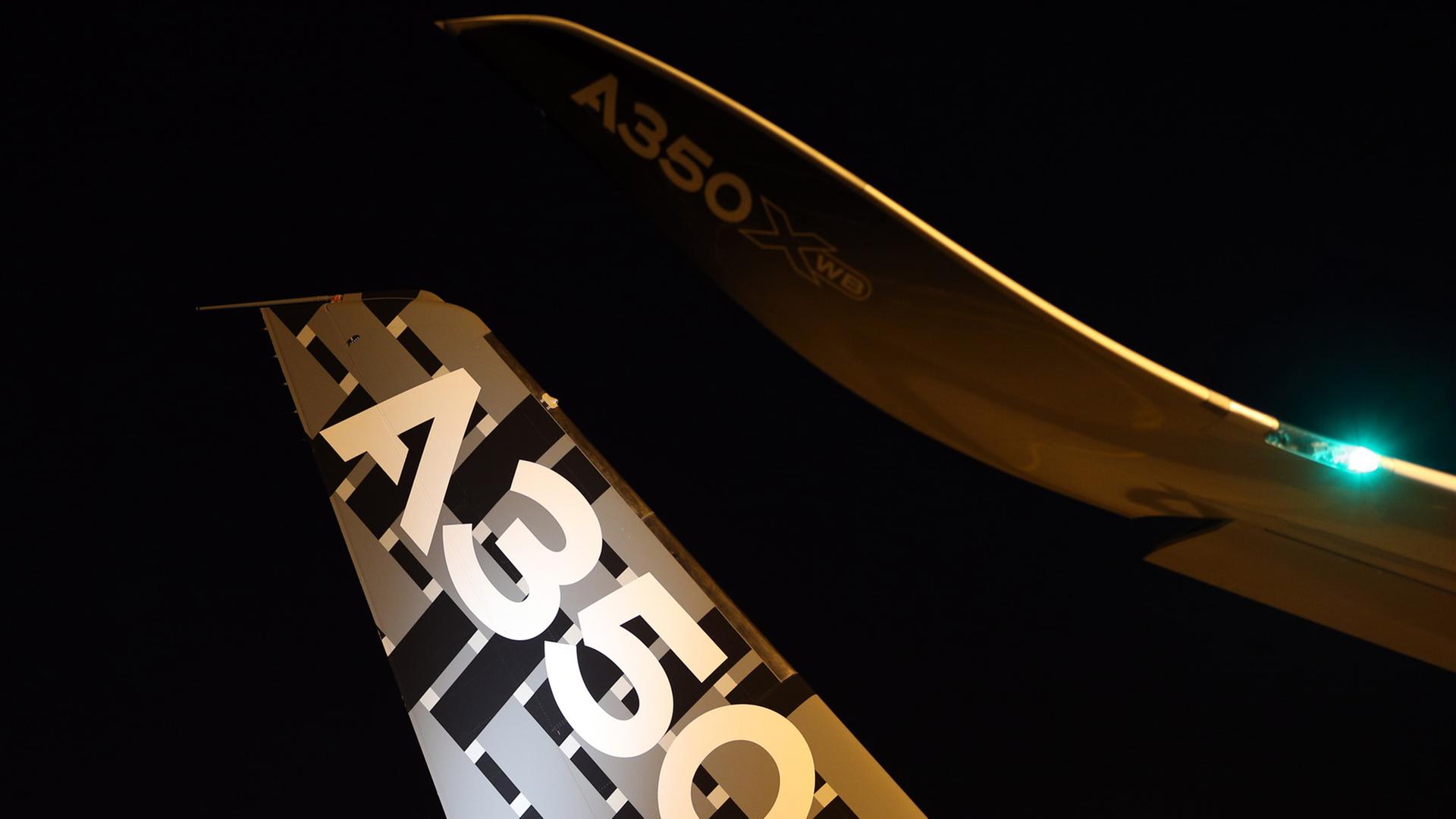 Ein Heckflügel des Airbus 350 im Abendlicht.