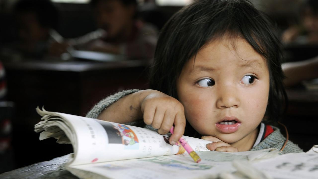 Ein Mädchen an einem Schulpult in China.