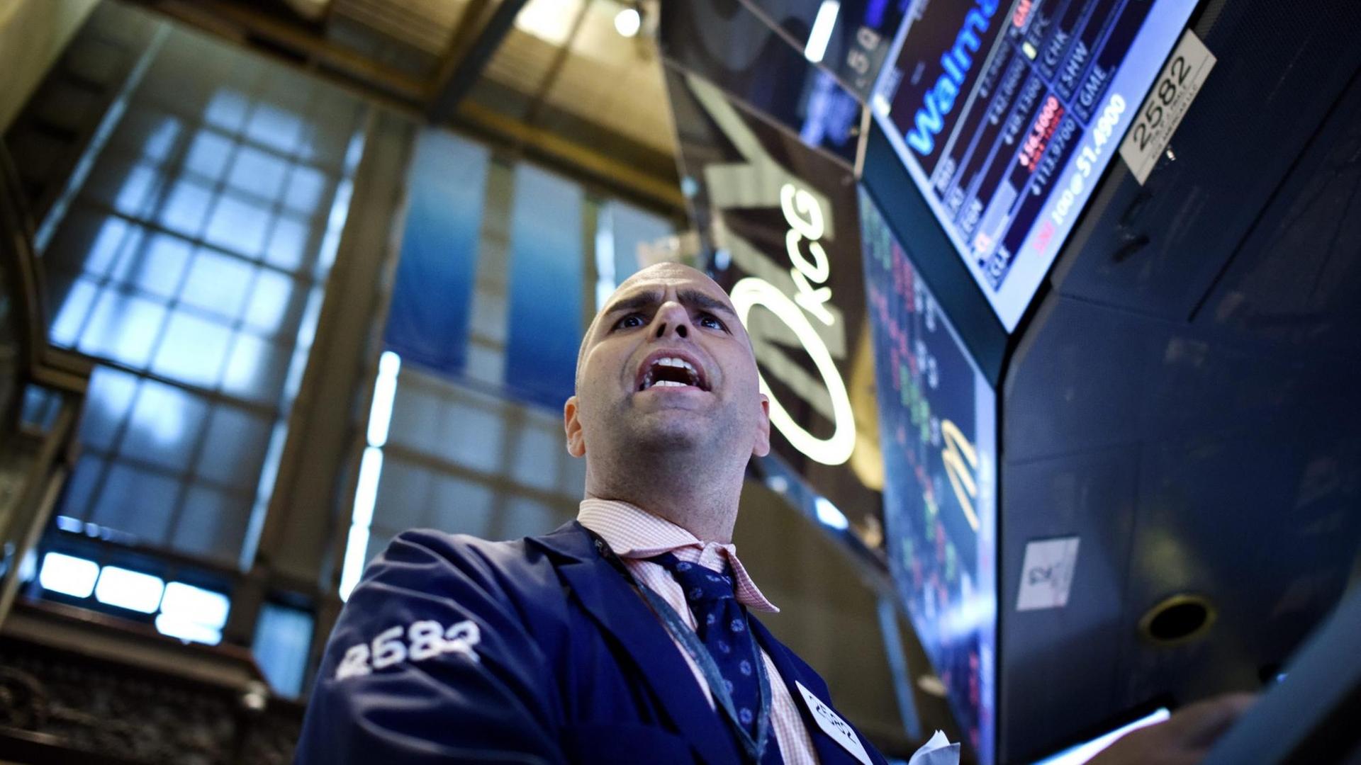 Eine Händler an der New York Stock Exchange zu Beginn des "Schwarzen Montag"