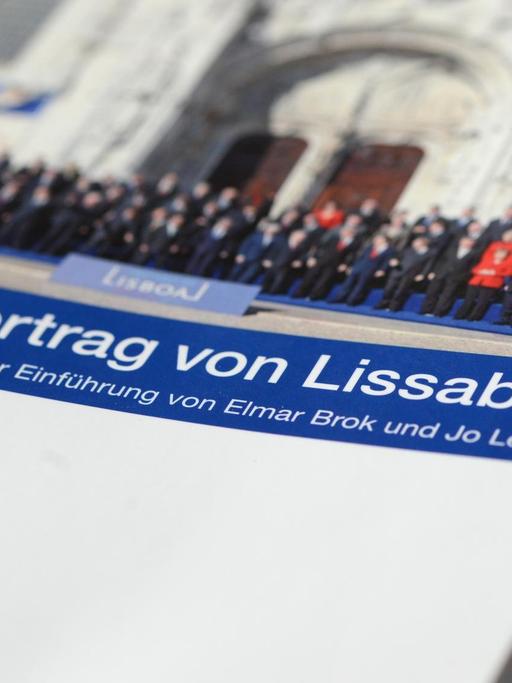 Der Vertrag von Lissabon, ein völkerrechtlicher Vertrag zwischen den 27 Mitgliedsstaaten der Europäischen Union, liegt am 20.02.2013 im Europäischen Informationszentrum in Berlin.