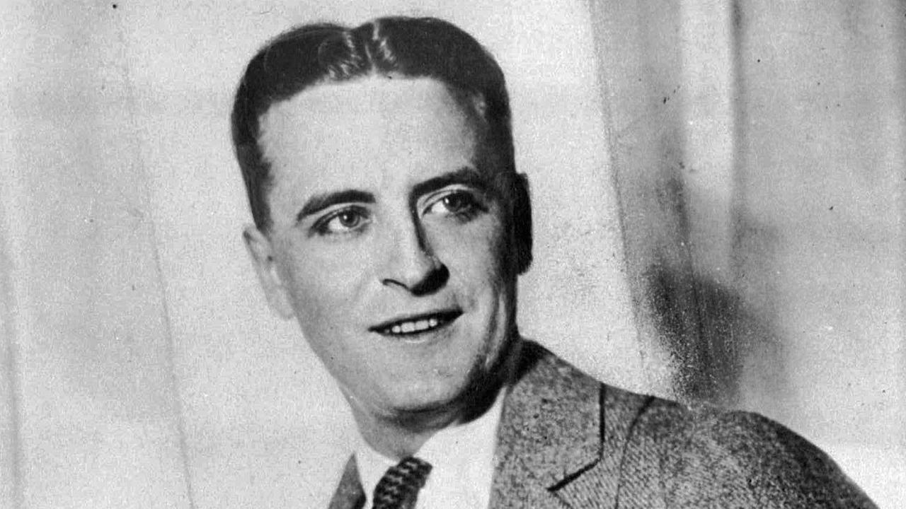 Ein schwaz weiss Portrait des amerikanischen Schriftsstellers Francis Scott Fitzgerald.