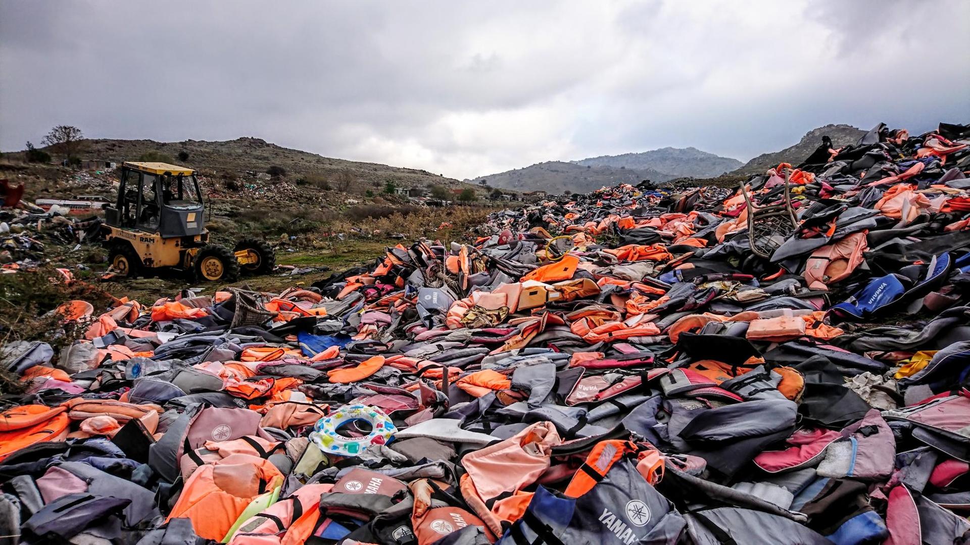 Tausende Schwimmwesten lagern auf einer Müllkippe auf der griechischen Insel Lesbos.