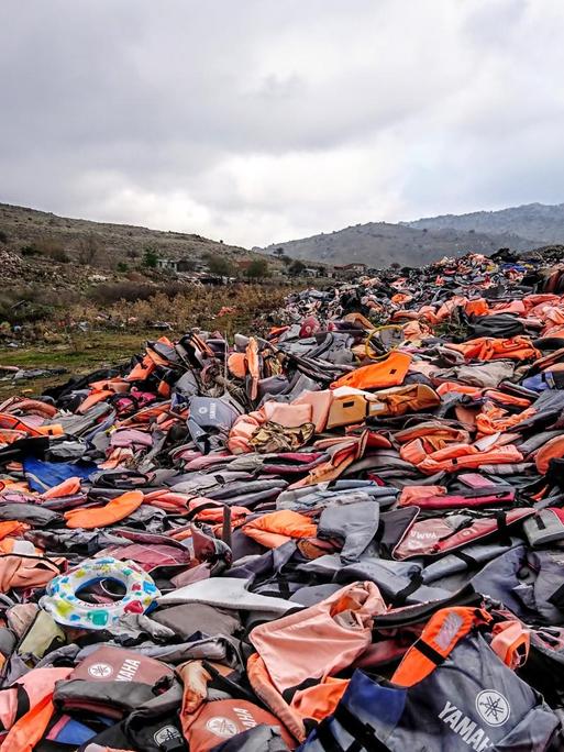 Tausende Schwimmwesten lagern auf einer Müllkippe auf der griechischen Insel Lesbos.