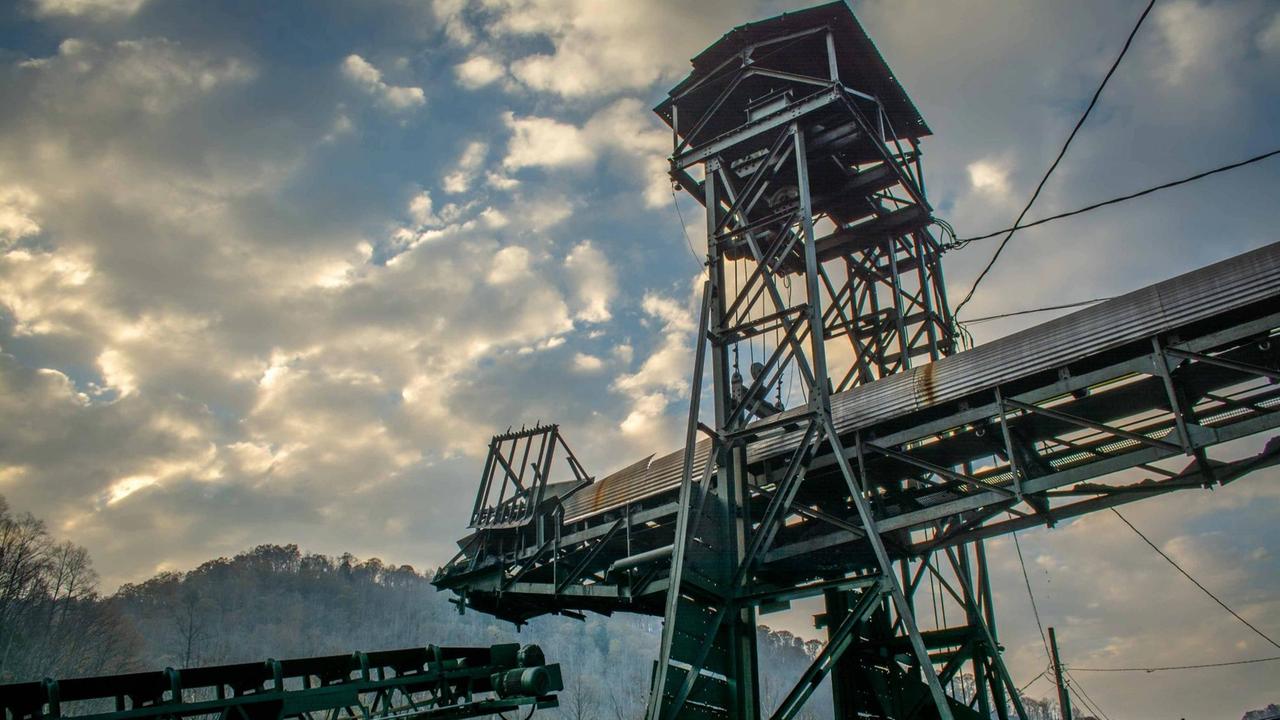 Das Bild zeigt einen Förderturm der verbliebenen Kohleindustrie, umringt von Waldbestand in Welch