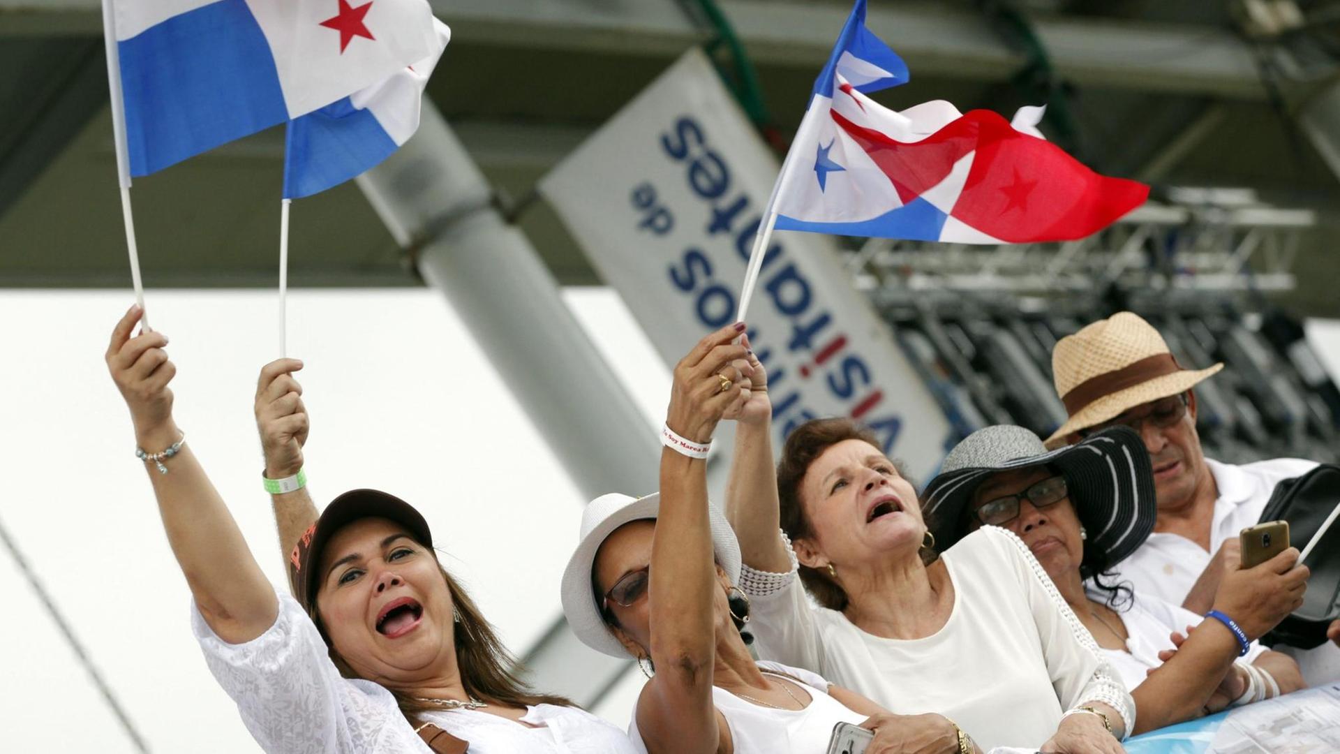 Jubelnde Besucher bei der Eröffnung des erweiterten Panama-Kanals