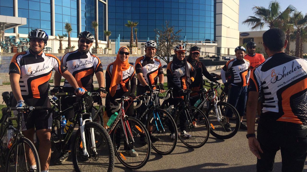 Auch die Kairoer Radsportgruppe "Wheelers" nutzt den Freitagmorgen für ihr Training.