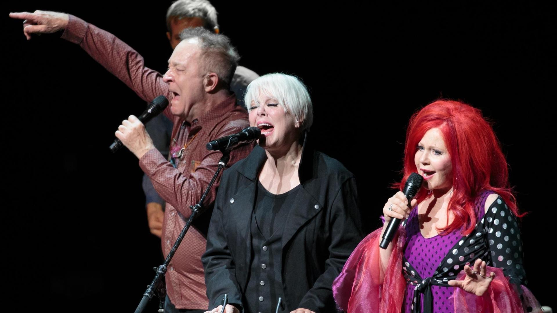 Fred Schneider, Cindy Wilson und Kate Pierson von The B-52s bei einem Konzert in Austin im Mai 2017