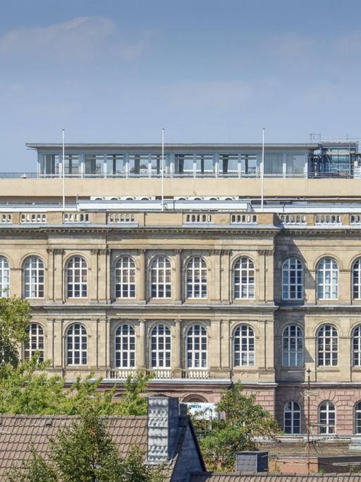 Totale des Hauptgebäudes der RWTH Aachen