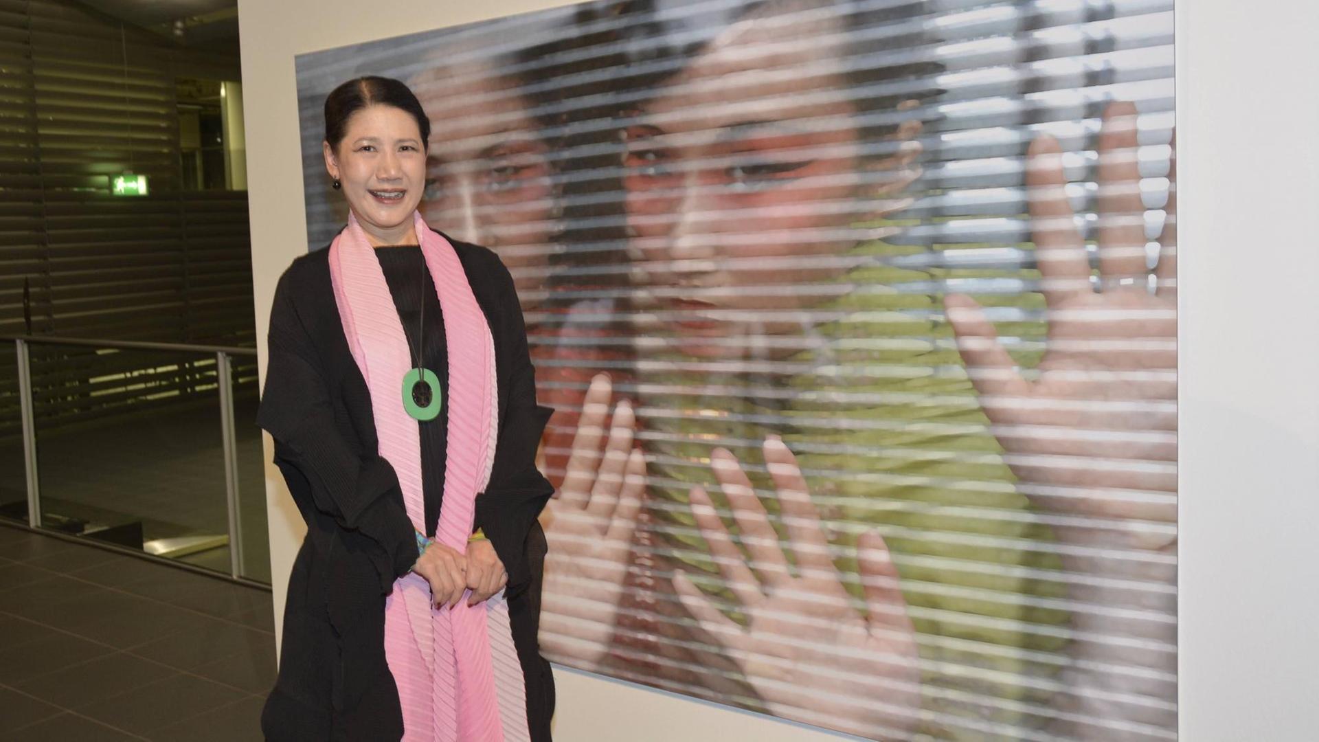 Die Fotografin Xiao Hui Wang bei der Vernissage "Frauenbilder in der zeitgenössischen Fotografie" in München