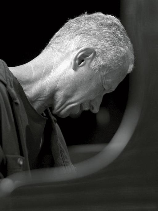 Ein Musiker sitz an einem Klavier und spielt voller Leidenschaft. Ein Musiker sitz an einem Klavier und spielt voller Leidenschaft.