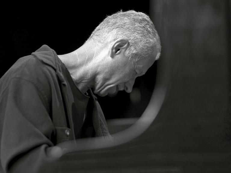 Ein Musiker sitz an einem Klavier und spielt voller Leidenschaft. Ein Musiker sitz an einem Klavier und spielt voller Leidenschaft.