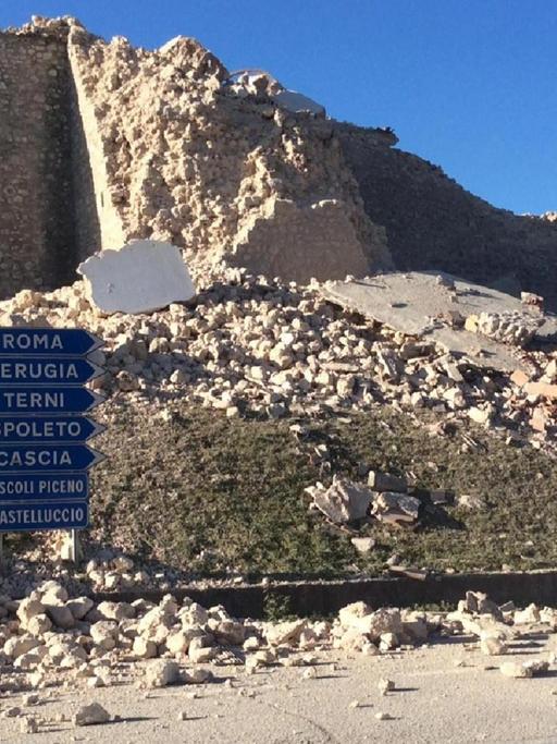 Trümmer einer eingestürzten Steinmauer nach dem Erdbeben in Norcia bei Perugia in Mittelitalien