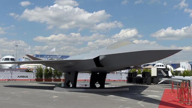 Ein Modell des Future Combat Air System (FCAS) im Originalmaßstab steht bei einer Flugzeug-Show auf dem Gelände eines Flughafens bei Paris.