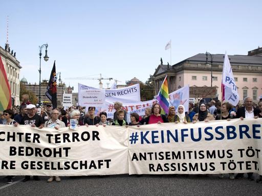 Teilnehmer der #unteilbar-Demo in Berlin am 13.10.2019 protestieren gegen Rassismus und Antisemitismus. Auf den Transparenten ist zu lesen: "Rechter Terror bedroht unsere Gesellschaft. Antisemitismus tötet. Rassismus tötet."