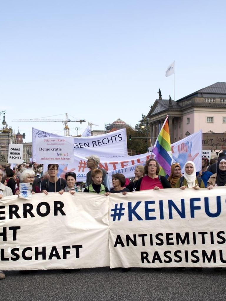 Teilnehmer der #unteilbar-Demo in Berlin am 13.10.2019 protestieren gegen Rassismus und Antisemitismus. Auf den Transparenten ist zu lesen: "Rechter Terror bedroht unsere Gesellschaft. Antisemitismus tötet. Rassismus tötet."