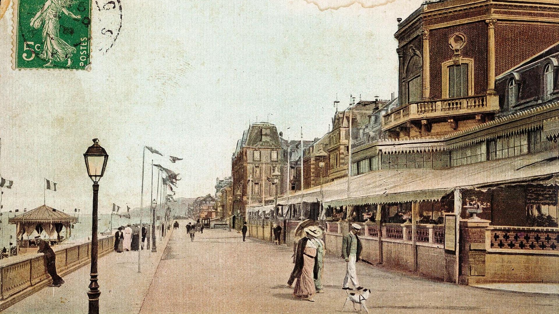 Alte Postkarte mit einer Abbildung der Promenade in Cabourg
