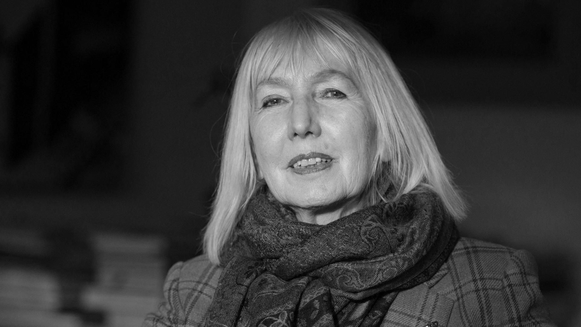 Die Schriftstellerin Brigitte Kronauer, aufgenommen am 14.12.2015 in ihrer Wohnung in Hamburg.