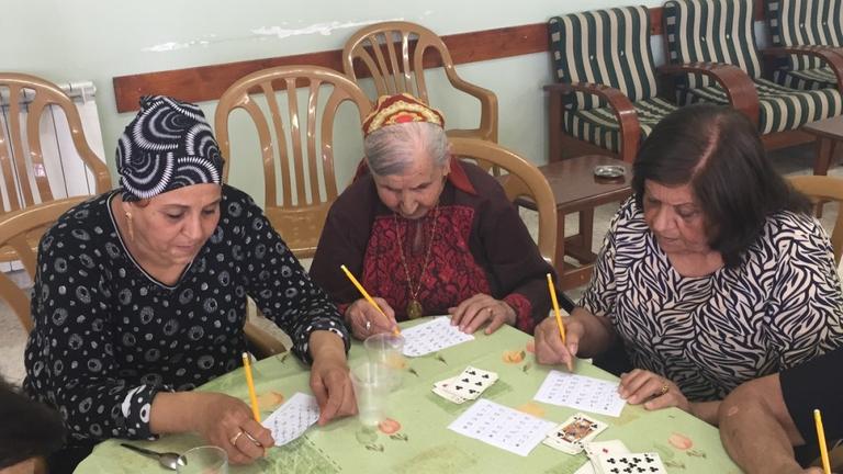 Senioren beim Gesellschaftsspiel im Sankt-Nicholas-Altenheim in Beit Jala