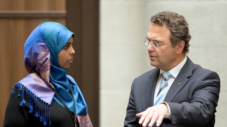 Innen-Minister Friedrich (CSU) und Mahada Wayha von der Jungen Islam Konferenz (Bild: Soeren Stache/dpa) Innen-Minister Friedrich (CSU) und Mahada Wayha von der Jungen Islam Konferenz (Bild: Soeren Stache/dpa)