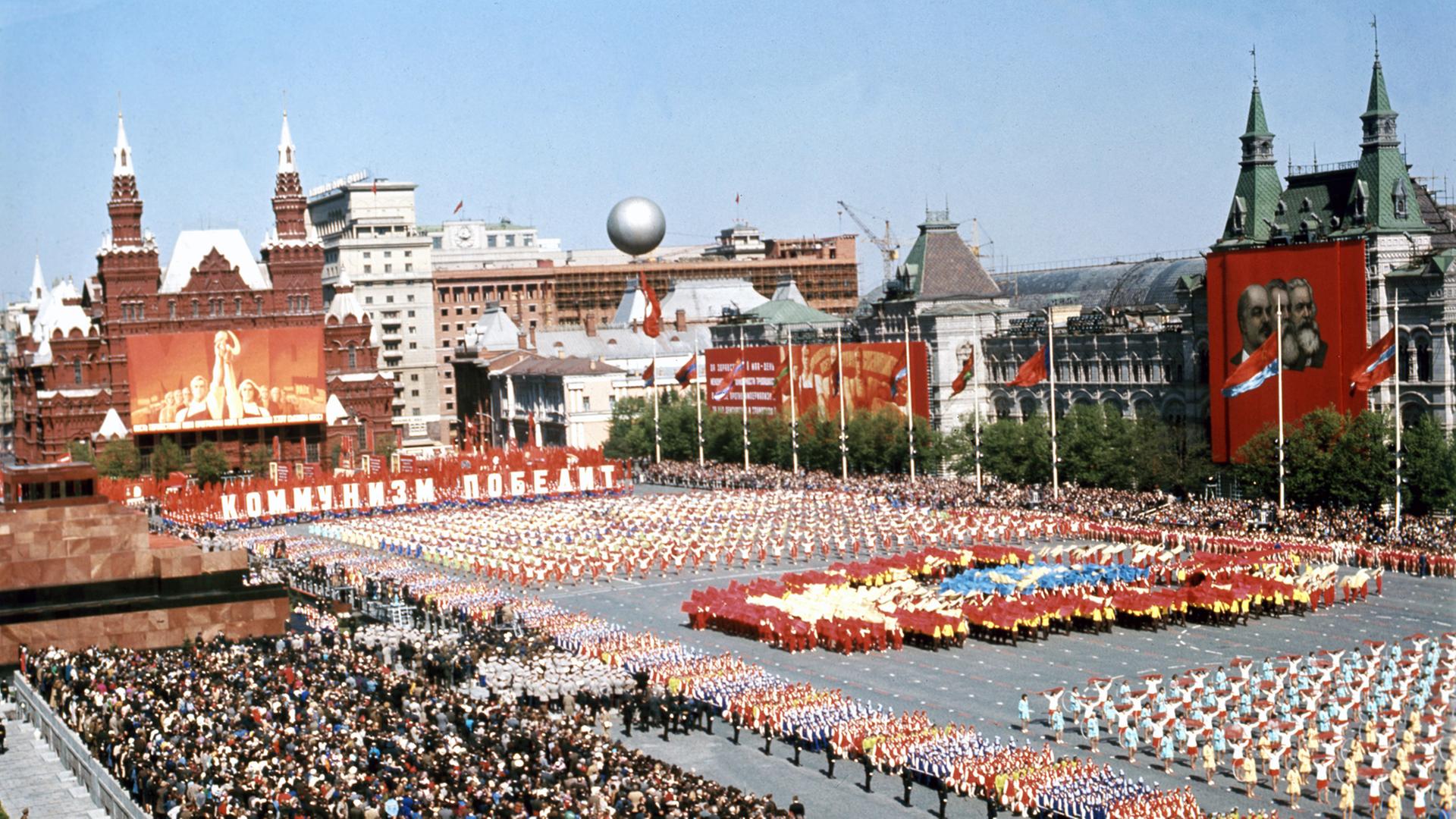 Parade der Werktätigen auf dem Roten Platz in Moskau am 01.05.1975. Im Hintergrund links das Staatliche Historische Museum und davor das Lenin Mausoleum.