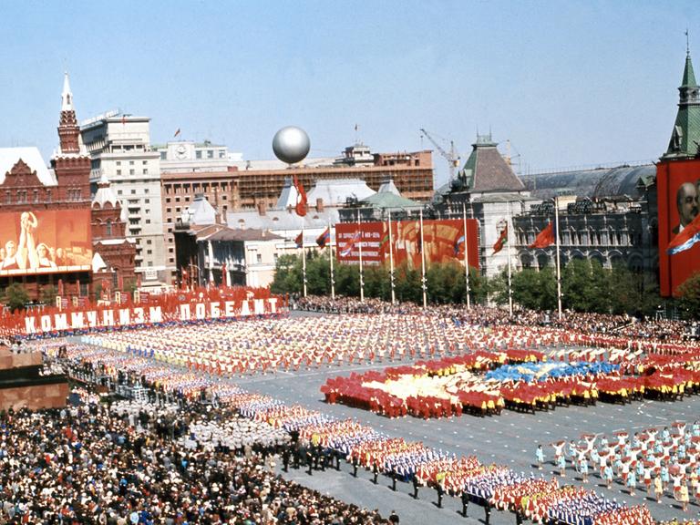Parade der Werktätigen auf dem Roten Platz in Moskau am 01.05.1975. Im Hintergrund links das Staatliche Historische Museum und davor das Lenin Mausoleum.