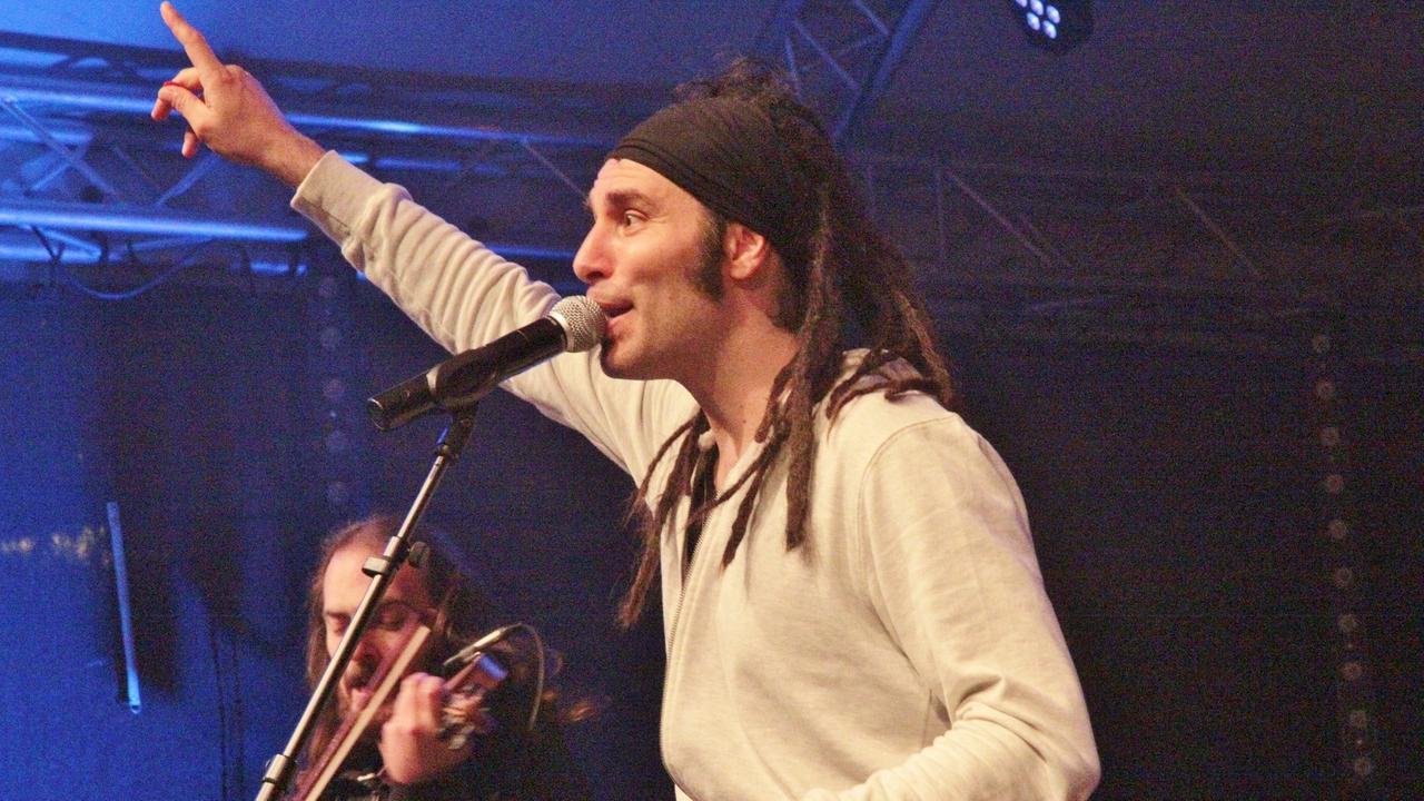 Frontmann von Locomondo: Sänger und Gitarrist Markos Koumaris.
