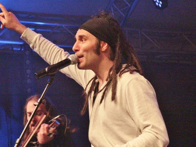 Frontmann von Locomondo: Sänger und Gitarrist Markos Koumaris.