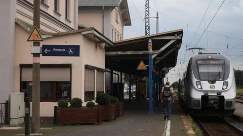 Ein Zug fährt in den Bahnhof ein