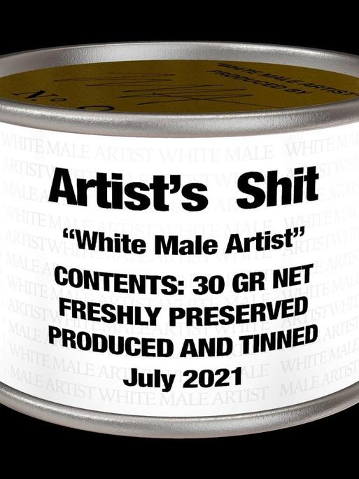 Eine weiße Konservendose vor schwarzem Hintergrund. Auf der Dose steht in schwarzer Schrift unter anderem "Artist's Shit" und "White Male Artist".