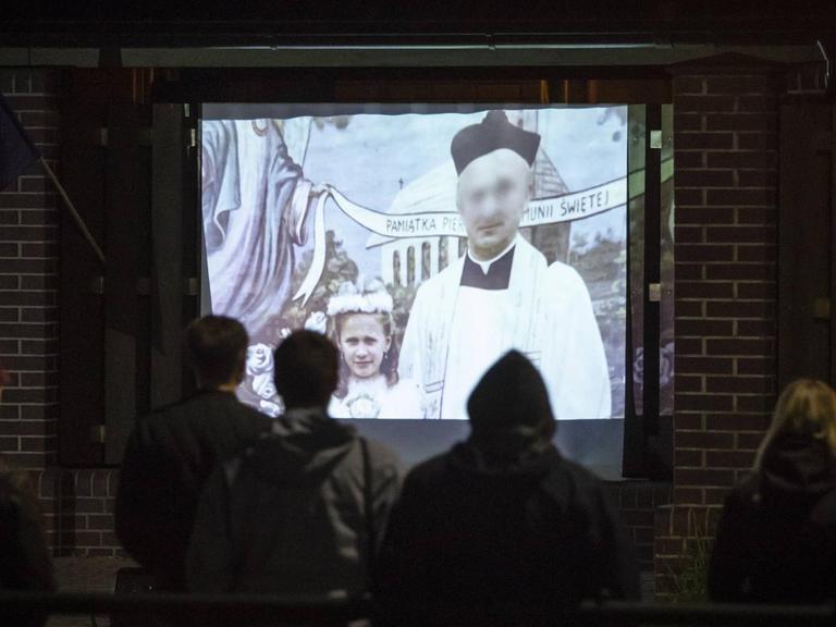 Polnische "Frühlings"-Aktivisten zeigen den Film "Sag es niemandem" auf der Fassade des Hauses von Erzbischof Slawoj Leszek Glodz in Danzig