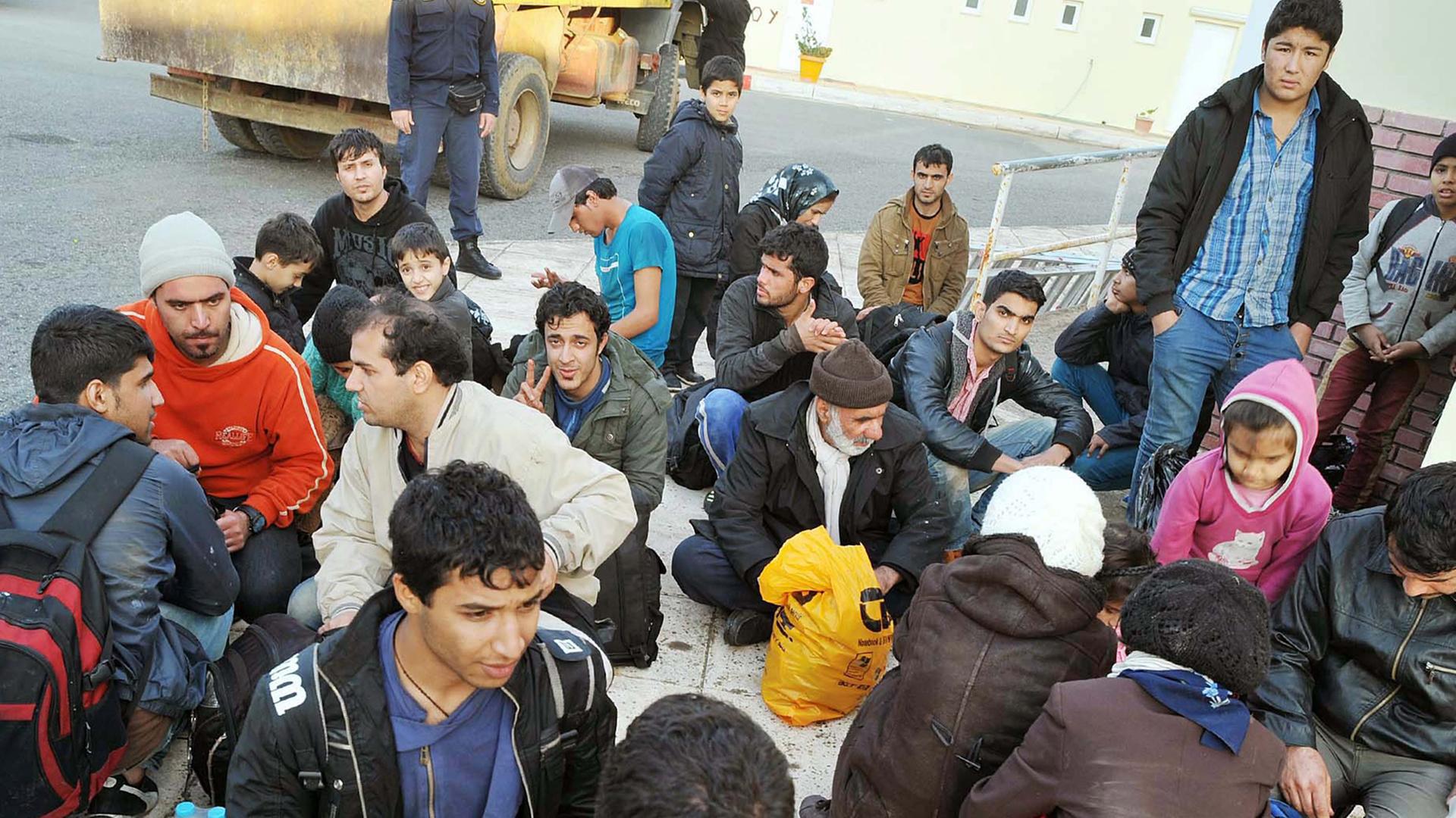 Flüchtlinge aus Syrien und Afghanistan bei ihrer Ankunft in der griechischen Hafenstadt Pylos.