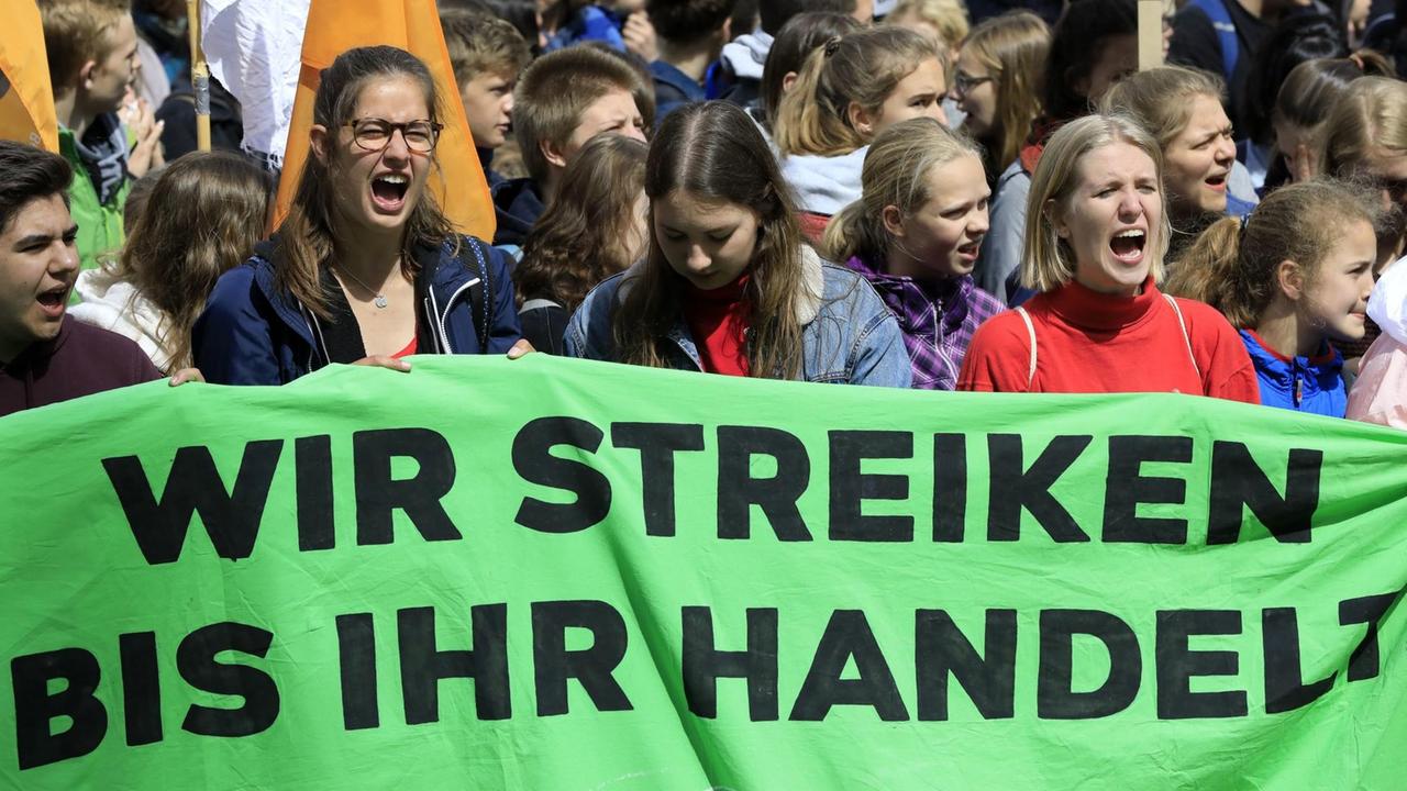 Zwei bis Dreihundert Schüler bei einer Demonstration haben auf dem Operplatz in Hannover.