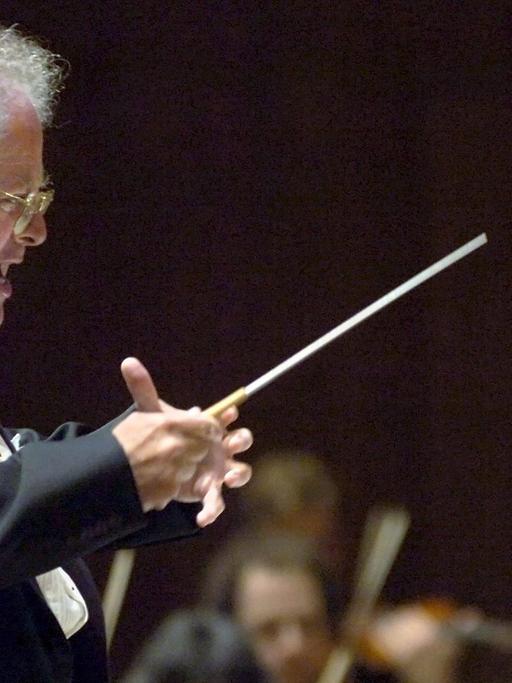 James Levine dirigiert das Boston Symphony Orchestra beim Luzern-Festival (Archivfoto vom 26.08.2007).