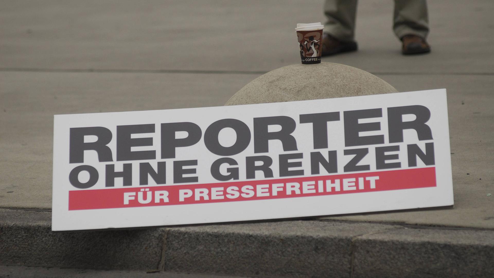 Ein Schild mit der Aufschrift "Reporter ohne Grenzen".