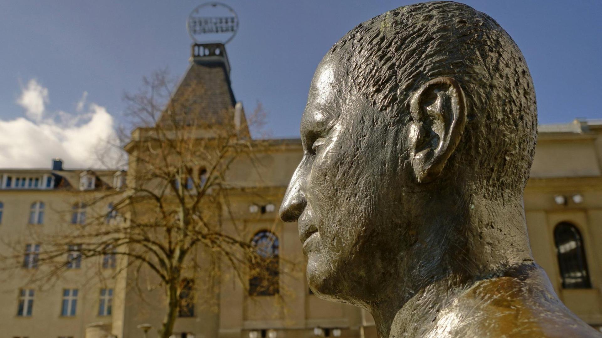 Bertolt-Brecht-Denkmal, Bronze-Plastik von Fritz Cremer, vor dem Berliner Ensemble, auf dem Bertolt-Brecht-Platz.