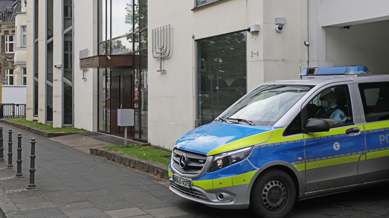 Ein Polizeifahrzeug steht vor der Synagoge. Ein Polizeifahrzeug steht vor der Synagoge.