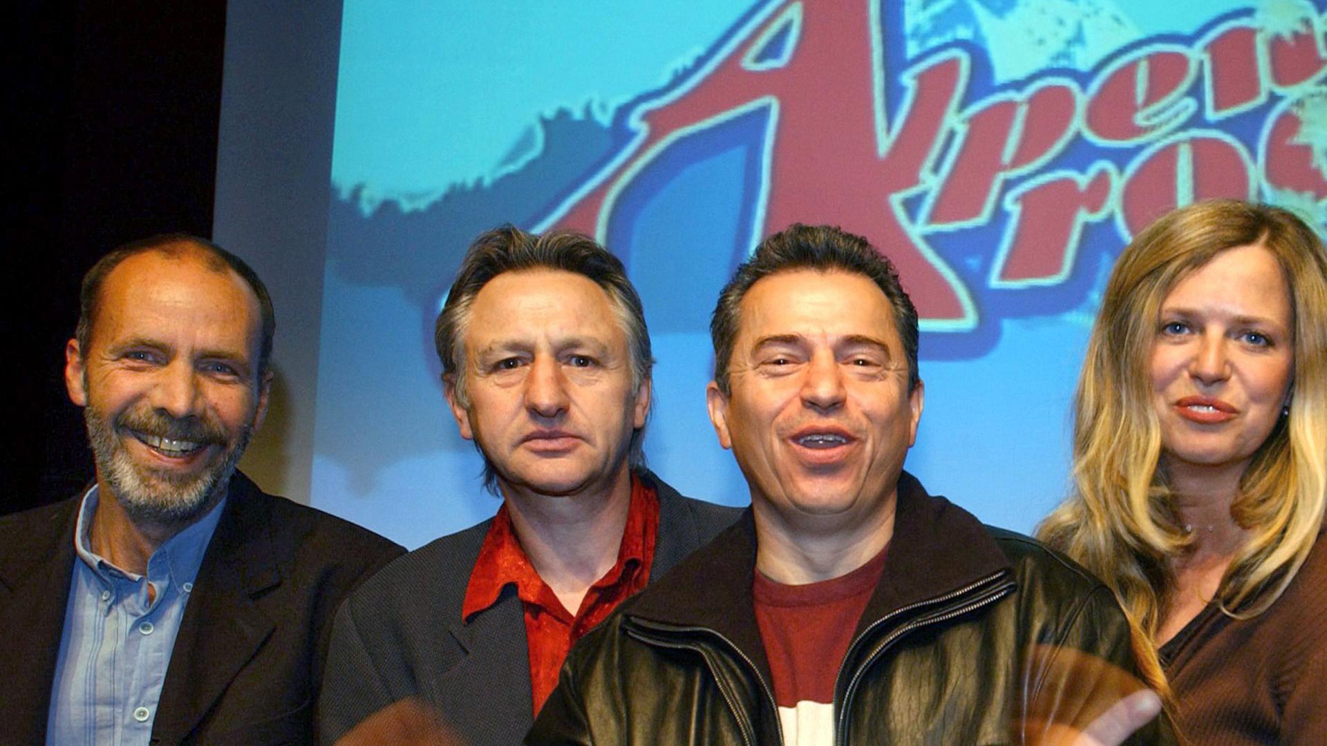 Die Musiker Georg Ringsgwandl, Günter Sigl  sowie der BR-Musikredakteur Jürgen Barto stehen mit Dokumentarfilmerin Annette Hopfenmüller vor dem Logo "Alpenrock".