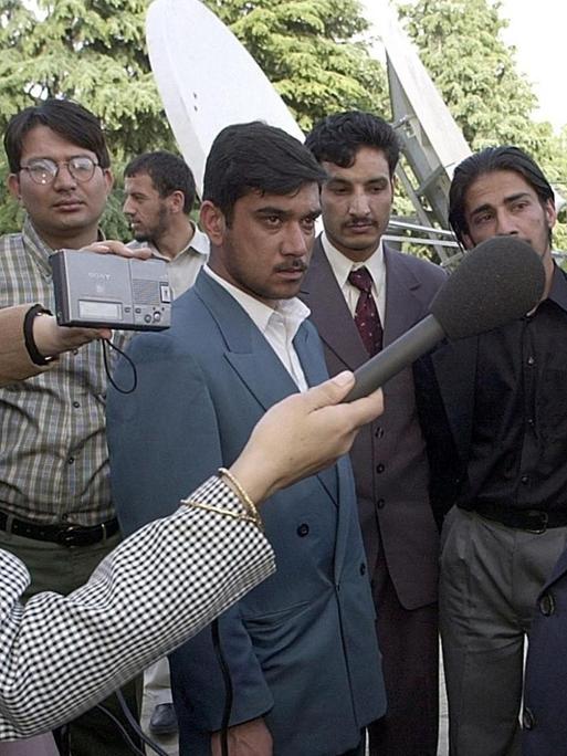Eine afghanische Journalistin interviewt den ehemaligen Innen- und Außenminister Abdullah Abdullah am 4. Mai 2002 in Kabul.
