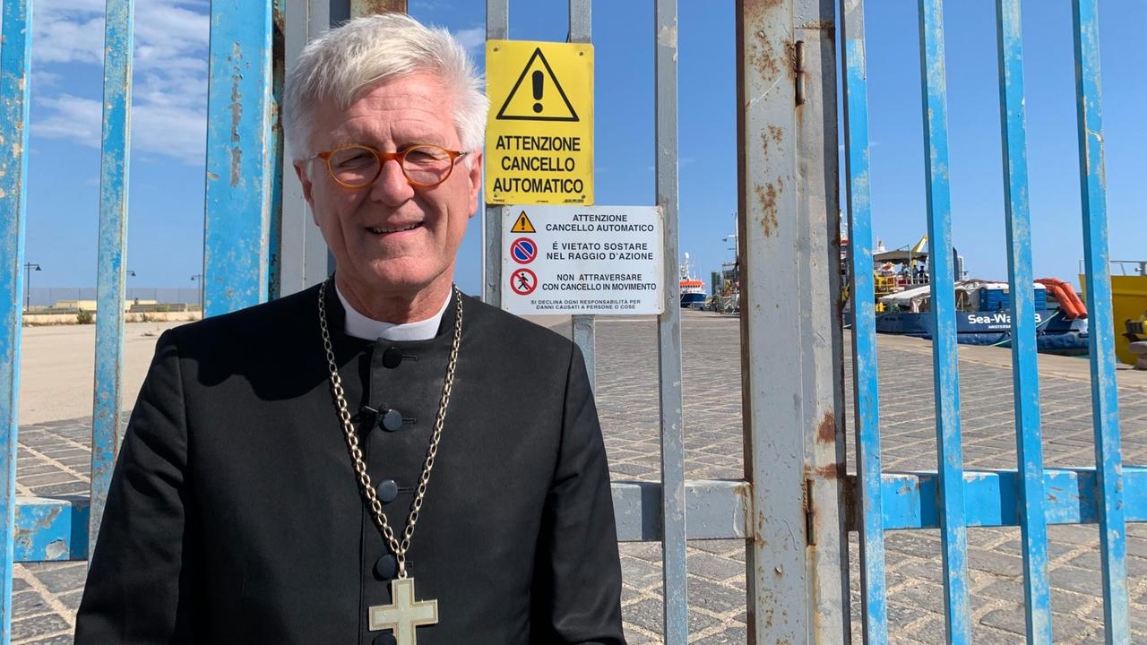  Heinrich Bedford-Strohm, der Ratsvorsitzende der Evangelischen Kirche in Deutschland (EKD), steht im Hafen von Licata.