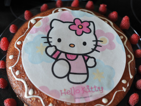Ein Hello-Kitty-Kuchen für einen Kindergeburtstag.