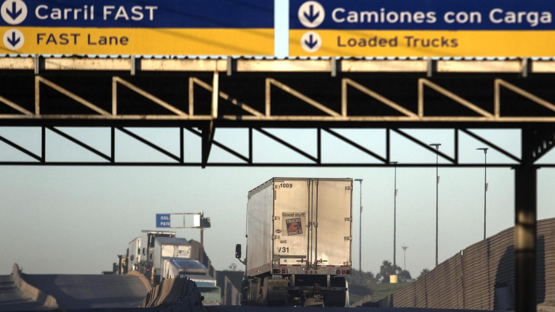 Lastwagen auf dem Weg von Mexiko zur Grenze mit den USA