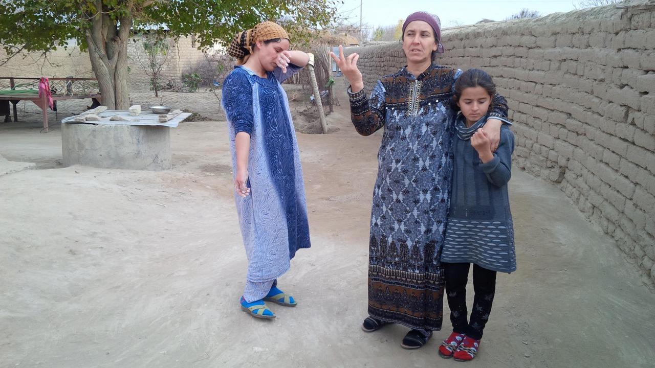 Mardschana Chasanowa mit zwei ihrer Töchter im tadschikischen Grenzdorf Saripur