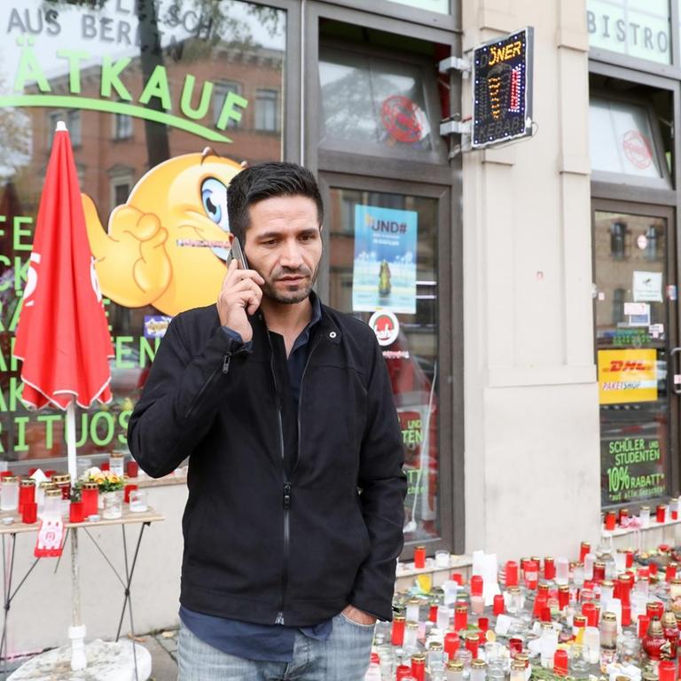 Izzet Cagac, Betreiber des Kiez-Döners, steht vor seinem Imbiss in Halle und telefoniert. Ministerpräsident Haseloff und der Opferbeauftragte der Bundesregierung haben den vom rechtsextremen Terroranschlag betroffenen Kiez-Döner besucht.