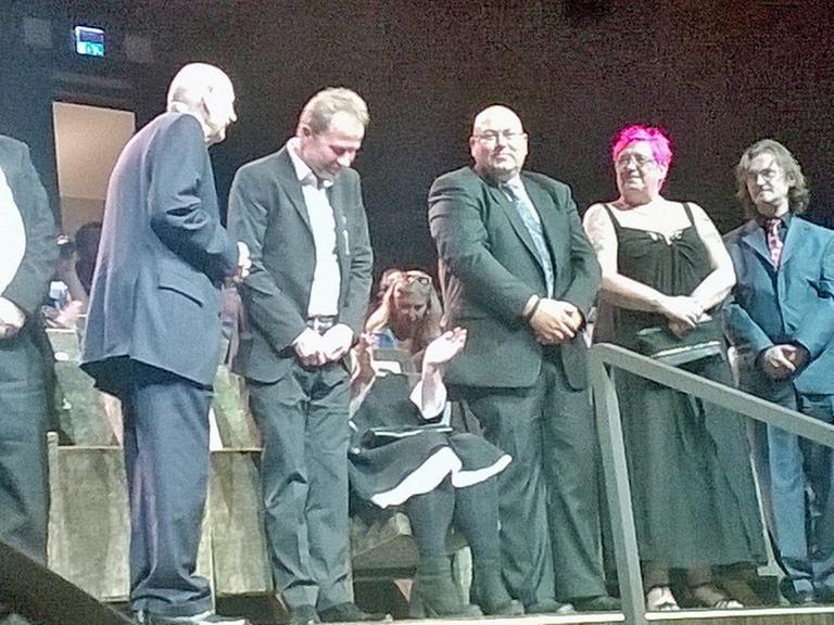 Ulrich Seidl (Mitte) mit einigen seiner Protagonisten aus "Im Keller" Ulrich Seidl (Mitte) mit einigen seiner Protagonisten aus "Im Keller"