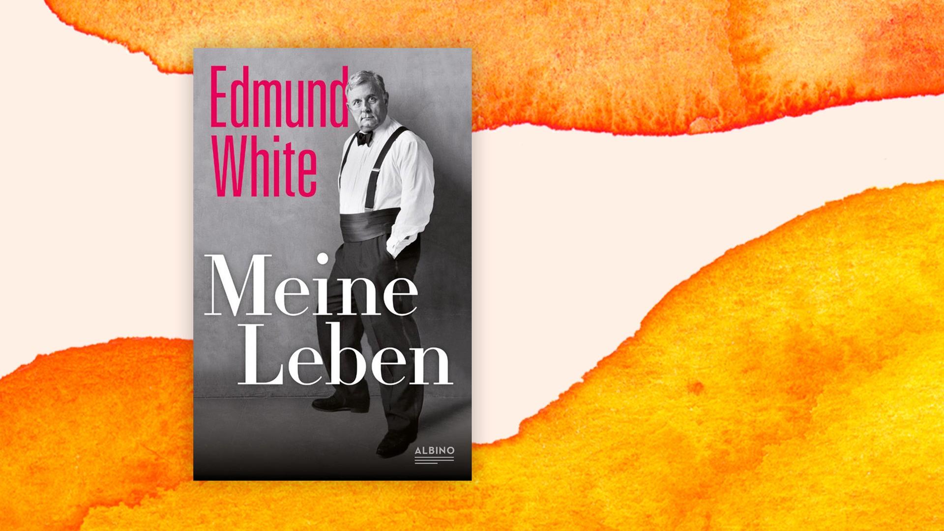 Das Buchcover von Edmund Whites Memoiren "Meine Leben" zeigt den Autor in weißem Hemd mit Fliege, schwarzer Hose, Bauchbinde und Hosenträgern, wie er breitbeinig dasteht, die Hände in den Hosentaschen, mit herausforderndem Blick.