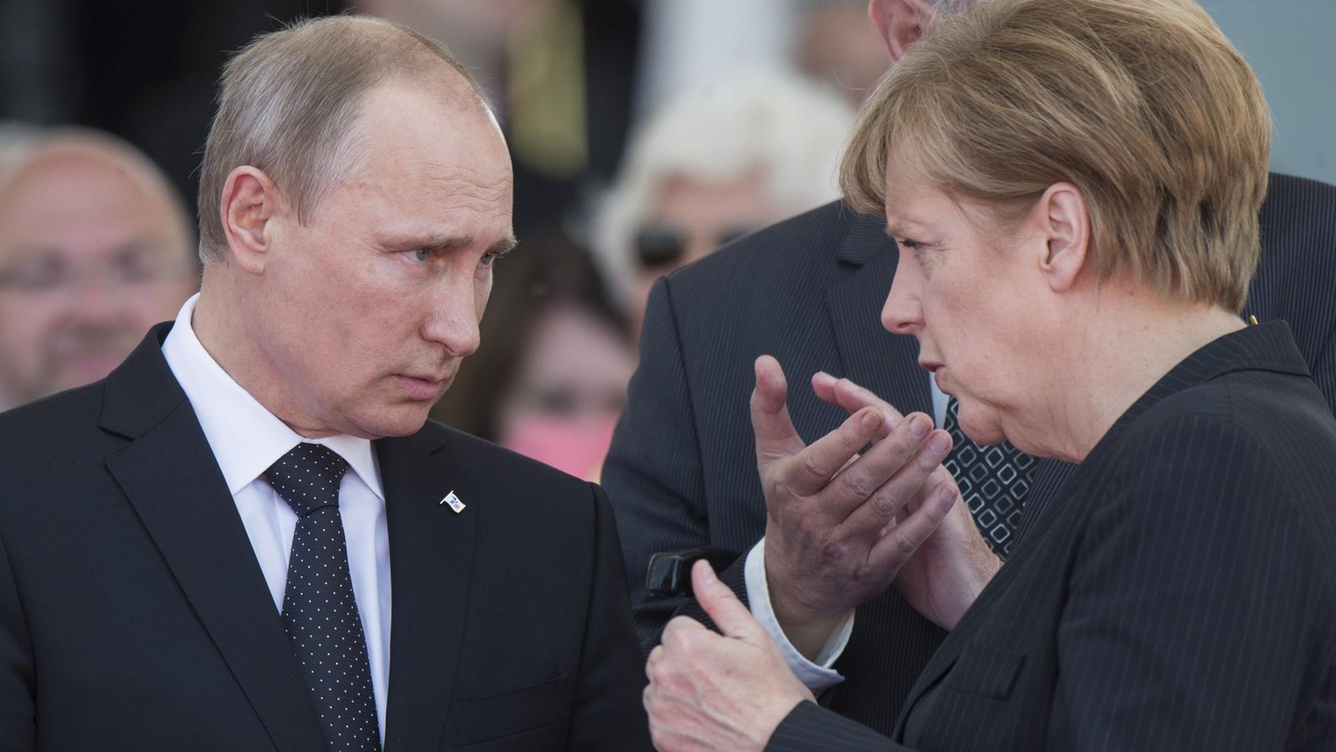 Wladimir Putin und Angela Merkel bei der Gedenkfeier zur Erinnerung an die Invasion der Alliierten in der Normandie.