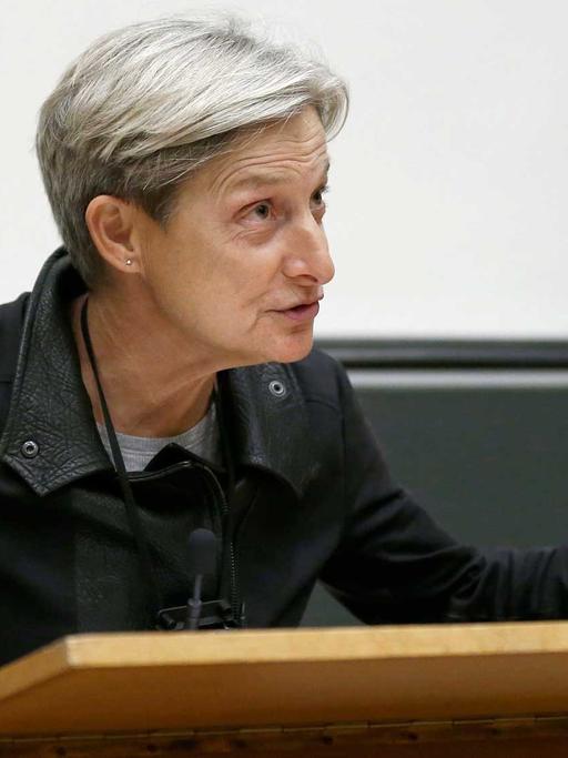 Die US-amerikanische Philosophin Judith Butler bei ihrer Vorlesung "Interpreting Non-Violence" an der Universität Freiburg in der Schweiz.