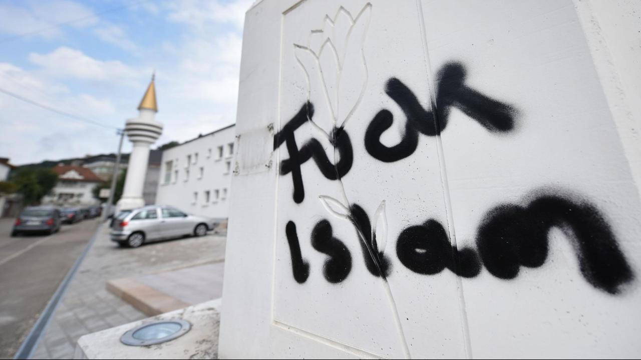 Die Parole "Fuck Islam" steht auf einem Minarett in Schwäbisch Gmünd (Baden-Württemberg).