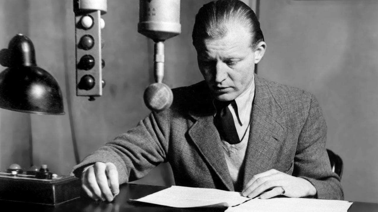 Der deutsche Hörfunk- und Fernsehjournalist Peter von Zahn am Mikrofon im Studio des NWDR im Jahr 1951

