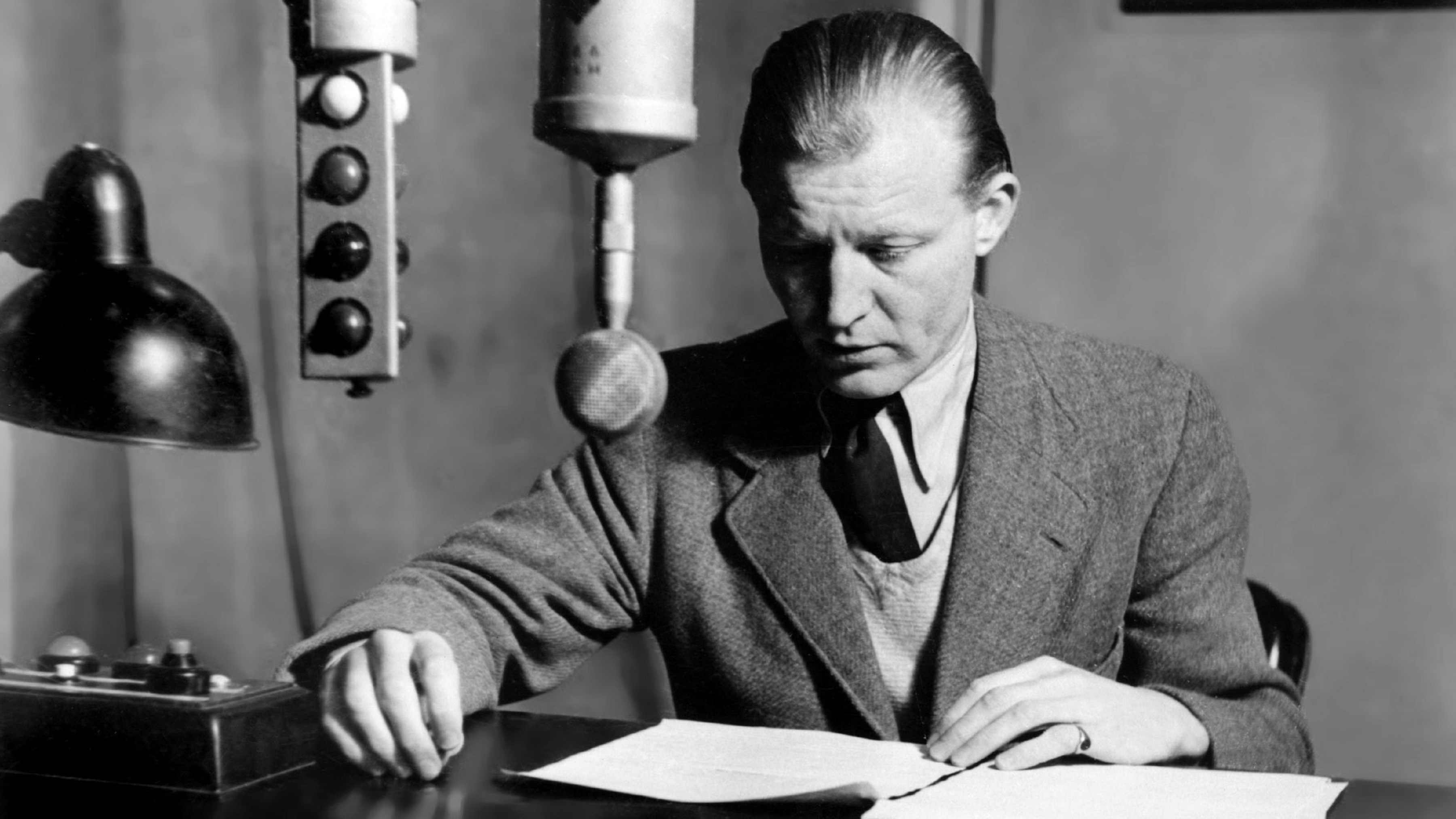 Der deutsche Hörfunk- und Fernsehjournalist Peter von Zahn am Mikrofon im Studio des NWDR im Jahr 1951.